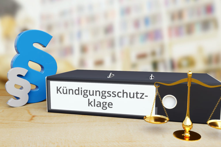 Kündigungsschutzklage – Recht/gesetz. Ordner Auf Schreibtisch Mit Beschriftung Neben Paragraf Und Waage. Anwalt