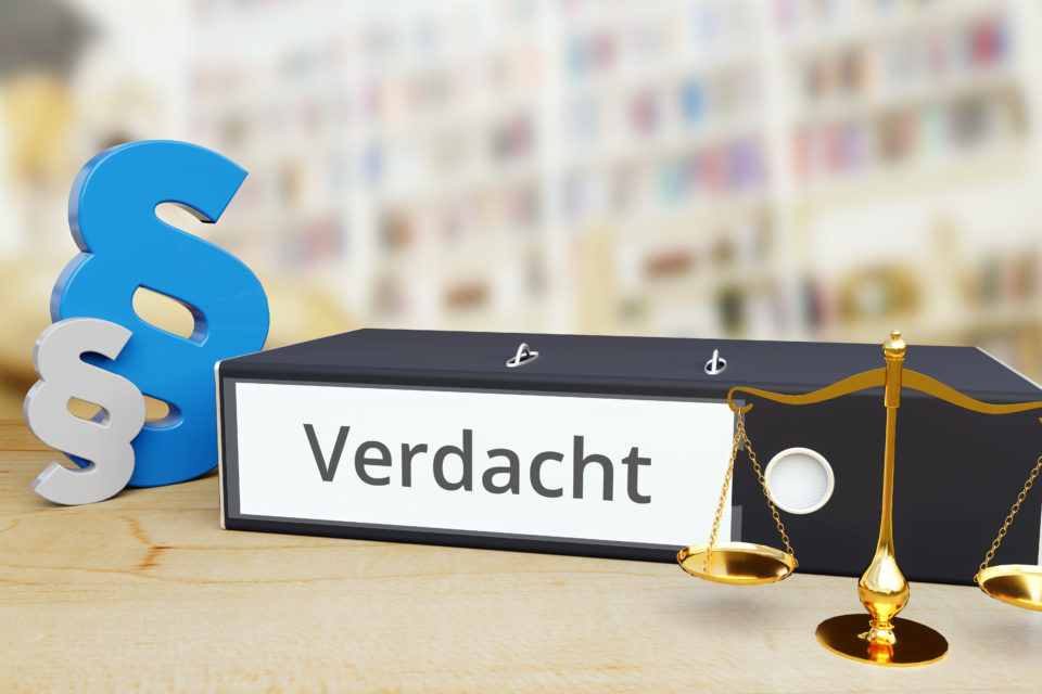 Verdacht – Recht/gesetz. Ordner Auf Schreibtisch Mit Beschriftung Neben Paragraf Und Waage. Anwalt